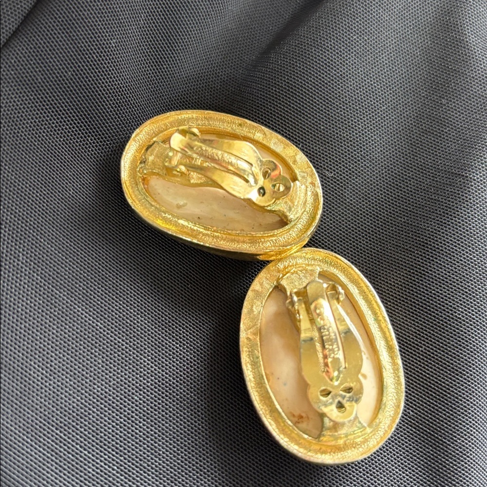 Large Vintage GIVENCHY Cream Simulated Stone (Resin) Clip Earrings - Picture 4 of 9